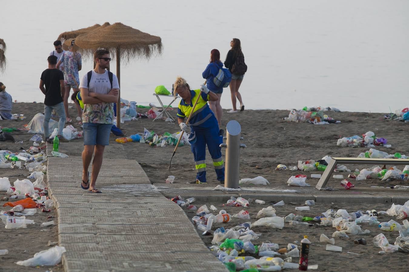 Así amanecen las playas de Málaga después de la celebración de San Juan
