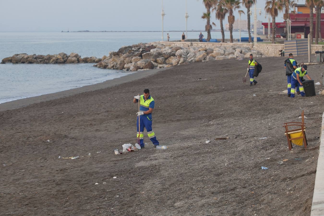 Así amanecen las playas de Málaga después de la celebración de San Juan
