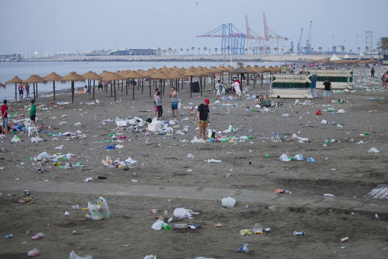 Así amanecen las playas de Málaga después de la celebración de San Juan