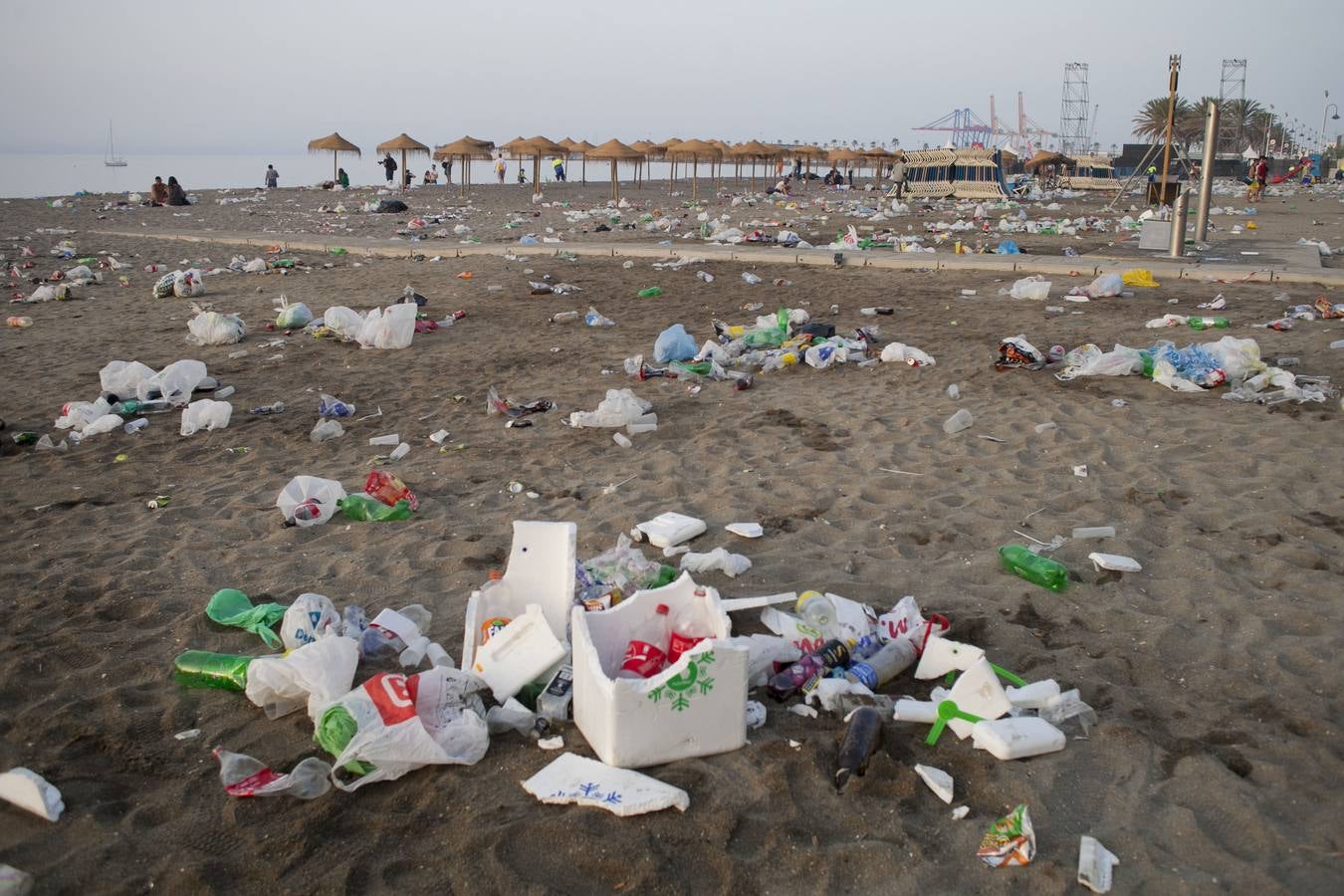 Así amanecen las playas de Málaga después de la celebración de San Juan