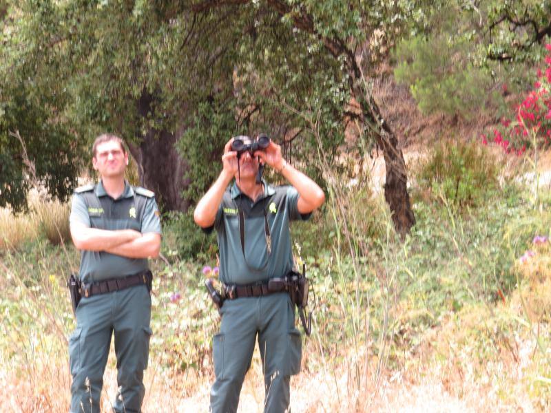 Tres helicópteros y medio centenar de bomberos luchan contra el incendioregistrado este domingo al norte de La Zagaleta.
