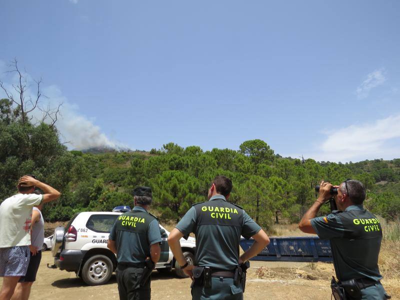 Tres helicópteros y medio centenar de bomberos luchan contra el incendioregistrado este domingo al norte de La Zagaleta.