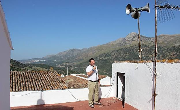 El alcalde de Jimera de Líbar, en la azotea del antiguo Ayuntamiento, junto al altavoz. 