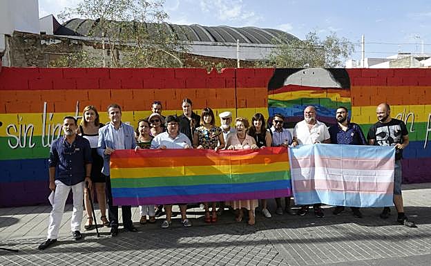 Conmemorado este martes el Día del Orgullo con la inauguración de un mural y la lectura de un manifiesto.