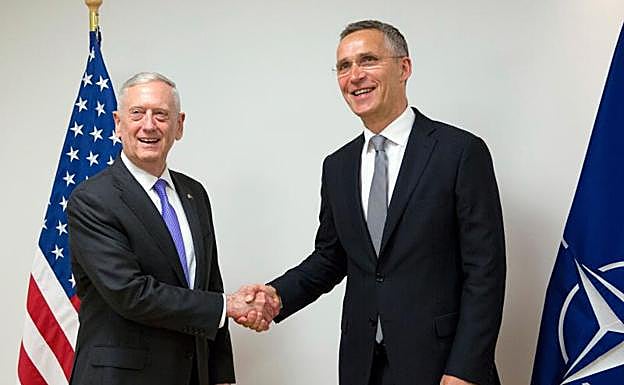 El jefe del Pentágono, Jim Mattis (i), saluda al secretario general de la OTAN, Jens Stoltenberg, en Bruselas.