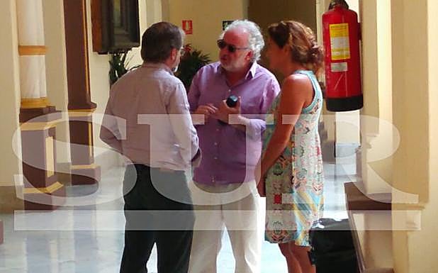 Sichar conversa con Fernando Francés tras el pleno.