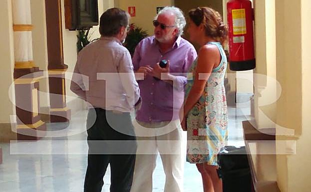 Fernando Francés (en el centro) pide explicaciones a Gonzalo Sichar tras la votación. 