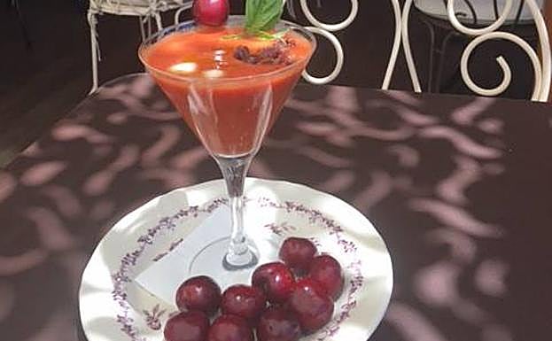 Gazpacho con cerezas.