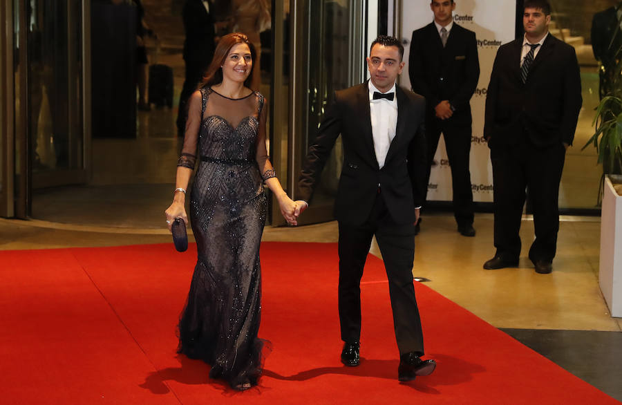 Como antesala al inicio de la celebración de la boda de Lionel Messi, excompañerosen el Barça como Carles Puyol, Xavi, Cesc Fàbregas y Samuel Eto'o, junto a sus esposas, fueron los primeros en posar en la alfombra roja del hotel casino City Center de Rosario.