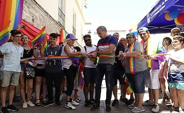 Andrade cortó la bandera arcoiris para que comenzaran las actividades.