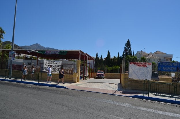 Los bomberos del retén provisional, inaugurado en 2009, han colocado pancartas exigiendo el parque. 