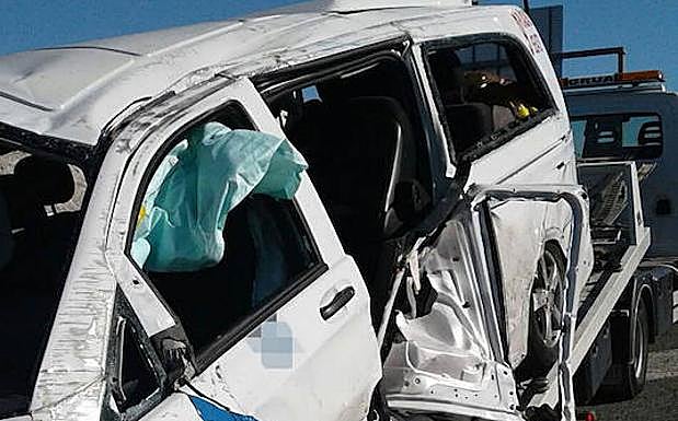 Estado en el que quedó el taxi en el que iban las tres víctimas mortales del siniestro.