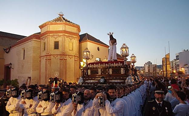 Jesús de la Humillación junto a su iglesia de Santo Domigo al poco de iniciar su recorrido. 