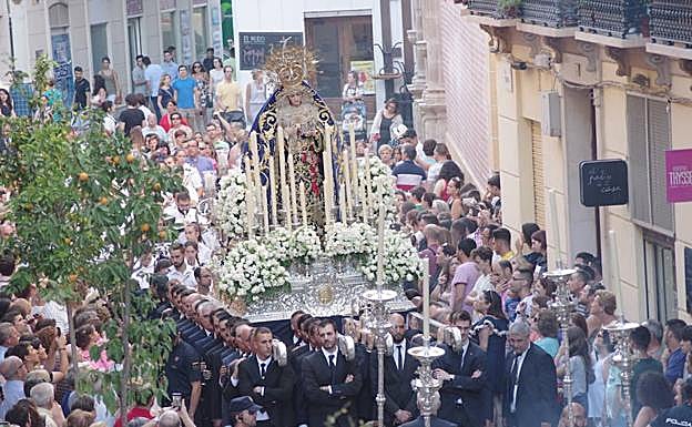 Imagen principal - En la imagen superior, la Virgen del Amor, en su recorrido. A la izquierda, autoridades en la plaza de la Constitución. Al lado, la presa liberada. 