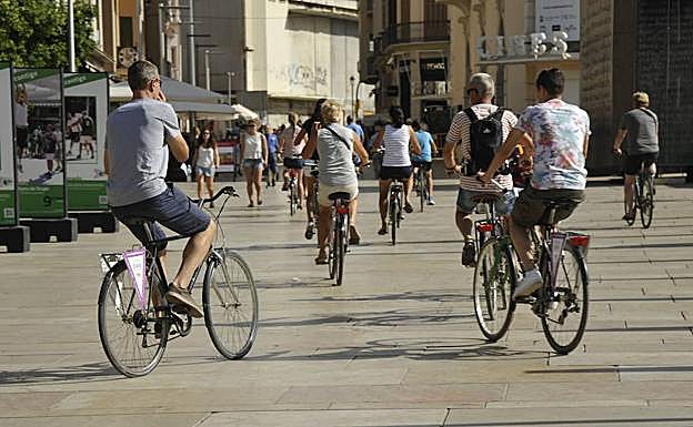 Usuarios de bicicleta por el centro de Málaga. 