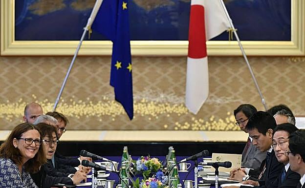 La comisaria de Comercio europea viajó a Tokio para cerrar el acuerdo comercial UE-Japón.