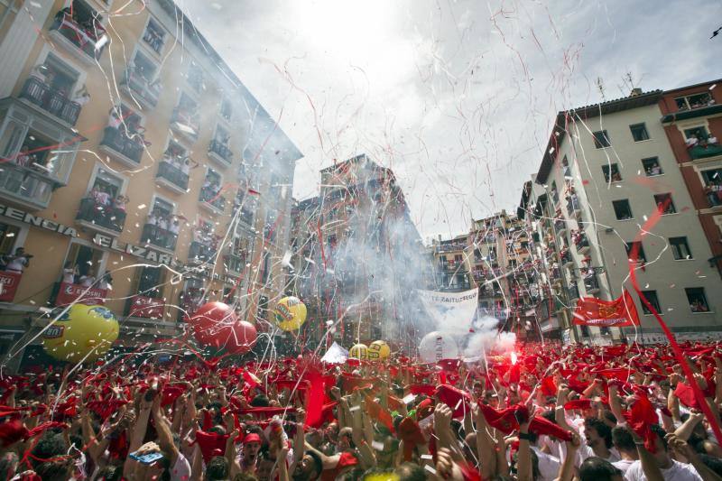 Miles de participantes festejan el inicio de las fiestas de San Fermín 2017, hoy tras el lanzamiento del tradicional chupinazo desde el Ayuntamiento de Pamplona.