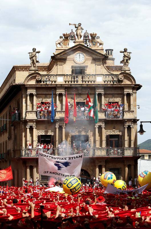 Miles de participantes festejan el inicio de las fiestas de San Fermín 2017, hoy tras el lanzamiento del tradicional chupinazo desde el Ayuntamiento de Pamplona.