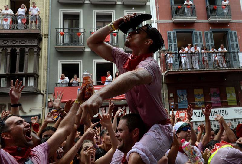 Miles de participantes festejan el inicio de las fiestas de San Fermín 2017, hoy tras el lanzamiento del tradicional chupinazo desde el Ayuntamiento de Pamplona.