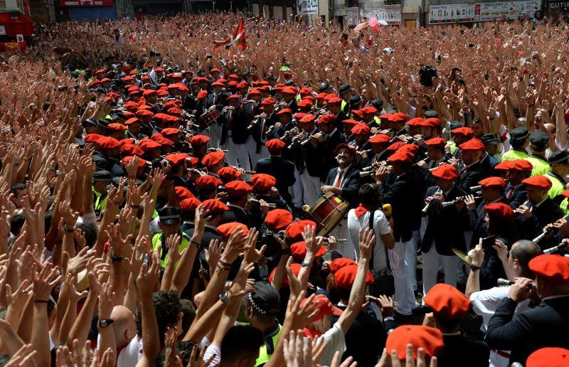 Miles de participantes festejan el inicio de las fiestas de San Fermín 2017, hoy tras el lanzamiento del tradicional chupinazo desde el Ayuntamiento de Pamplona.