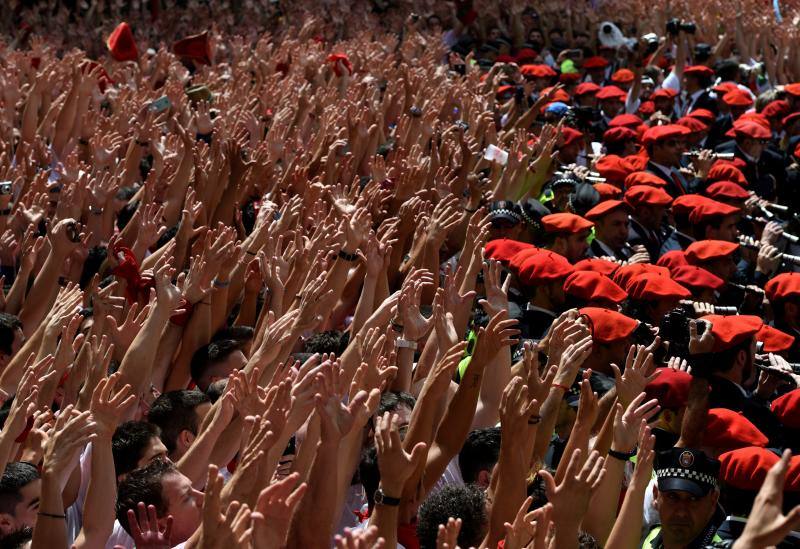 Miles de participantes festejan el inicio de las fiestas de San Fermín 2017, hoy tras el lanzamiento del tradicional chupinazo desde el Ayuntamiento de Pamplona.