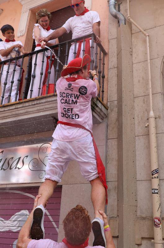 Miles de participantes festejan el inicio de las fiestas de San Fermín 2017, hoy tras el lanzamiento del tradicional chupinazo desde el Ayuntamiento de Pamplona.