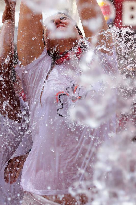 Miles de participantes festejan el inicio de las fiestas de San Fermín 2017, hoy tras el lanzamiento del tradicional chupinazo desde el Ayuntamiento de Pamplona.