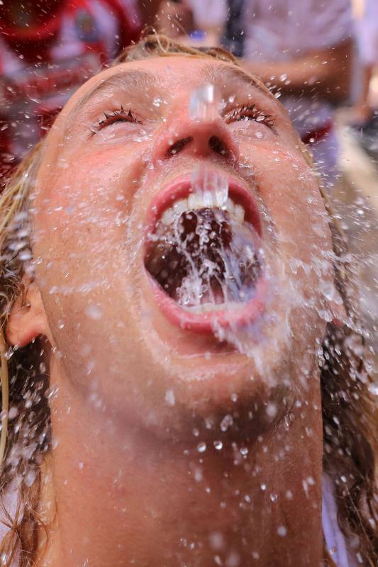 Miles de participantes festejan el inicio de las fiestas de San Fermín 2017, hoy tras el lanzamiento del tradicional chupinazo desde el Ayuntamiento de Pamplona.