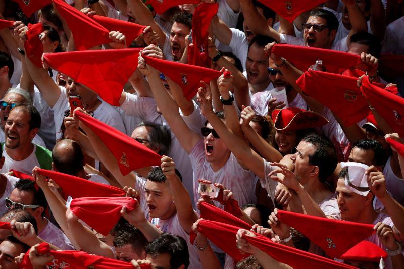 Miles de participantes festejan el inicio de las fiestas de San Fermín 2017, hoy tras el lanzamiento del tradicional chupinazo desde el Ayuntamiento de Pamplona.
