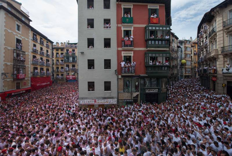Miles de participantes festejan el inicio de las fiestas de San Fermín 2017, hoy tras el lanzamiento del tradicional chupinazo desde el Ayuntamiento de Pamplona.