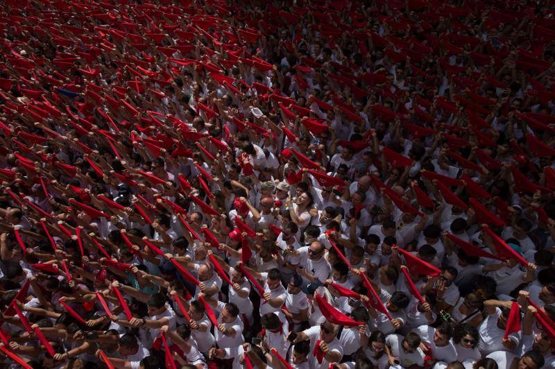 Miles de participantes festejan el inicio de las fiestas de San Fermín 2017, hoy tras el lanzamiento del tradicional chupinazo desde el Ayuntamiento de Pamplona.