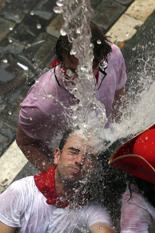 Miles de participantes festejan el inicio de las fiestas de San Fermín 2017, hoy tras el lanzamiento del tradicional chupinazo desde el Ayuntamiento de Pamplona.