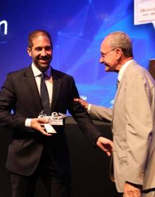 Imagen secundaria 2 - Arriba, Javier Lebrón, director del BBVA en Málaga y Melilla. Abajo, a la derecha, J. A. Narváez y J. L. Ruiz Espejo (El Rayo Verde), con Manuel Castillo.. A la derecha, Mario García (Sequel), con De la Torre.