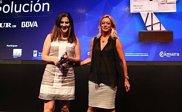 Imagen principal - Esther García (Eneso), con Montse Reyes. Abajo, a la derecha, Agustín Ramírez (Aganova), con Ada Bernal. A la izquierda, A. Martínez de Ubago y J. Valdés (Todocolección), con Jerónimo Pérez Casero.