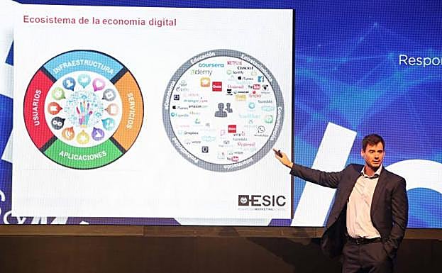 Imagen principal - Arriba, Diego Manuel Puente Gascón (Grupo Día). Abajo, a la izquierda, Adelaida de la Calle, durante su intervención. A la derecha, Manuel Castillo, director de SUR.