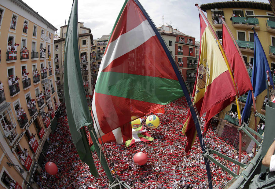 El tradicional acto ha dado inicio a las 12 a los Sanfermines 2017, que sumergirán a Pamplona en 204 horas de fiesta ininterrumpida con un programa de más de 400 actos
