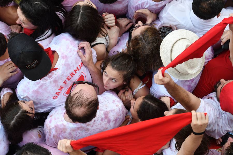 El tradicional acto ha dado inicio a las 12 a los Sanfermines 2017, que sumergirán a Pamplona en 204 horas de fiesta ininterrumpida con un programa de más de 400 actos
