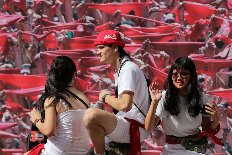 El tradicional acto ha dado inicio a las 12 a los Sanfermines 2017, que sumergirán a Pamplona en 204 horas de fiesta ininterrumpida con un programa de más de 400 actos