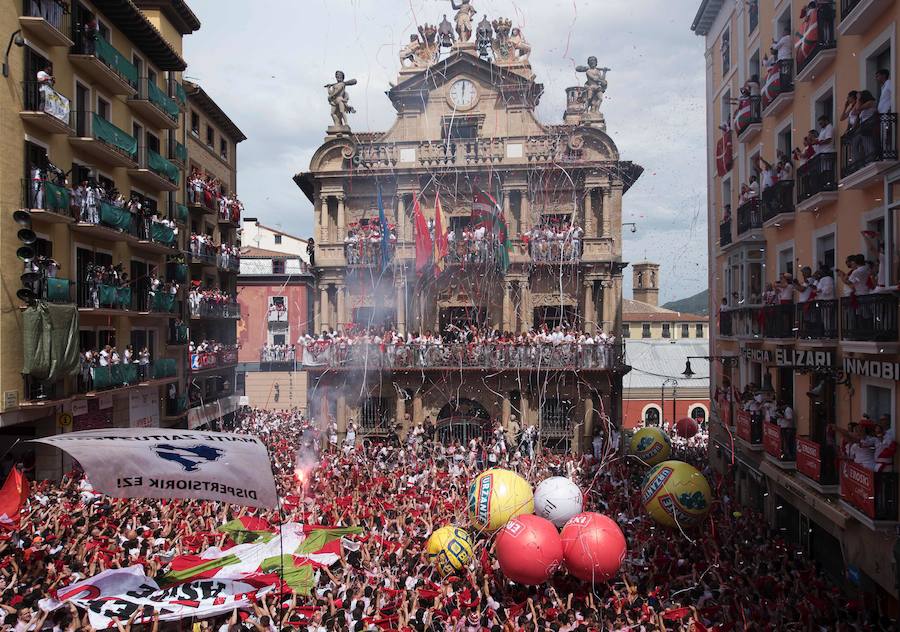 El tradicional acto ha dado inicio a las 12 a los Sanfermines 2017, que sumergirán a Pamplona en 204 horas de fiesta ininterrumpida con un programa de más de 400 actos