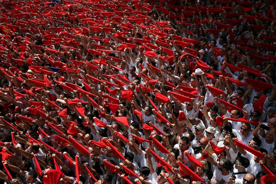 El tradicional acto ha dado inicio a las 12 a los Sanfermines 2017, que sumergirán a Pamplona en 204 horas de fiesta ininterrumpida con un programa de más de 400 actos