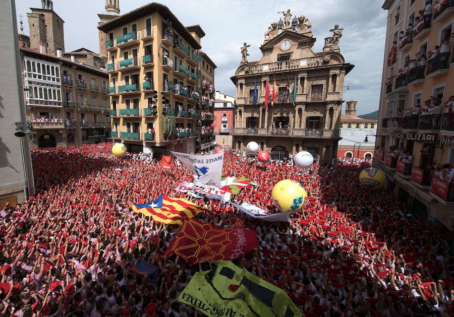 El tradicional acto ha dado inicio a las 12 a los Sanfermines 2017, que sumergirán a Pamplona en 204 horas de fiesta ininterrumpida con un programa de más de 400 actos