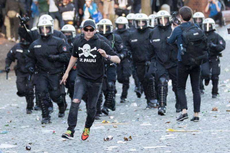 La Policía ha decidido cargar contra la marcha de más de 10.000 personas, entre ellas muchas vestidas de negro y con pasamontañas, que lanzaron piedras, botellas y petardos contra los agentes