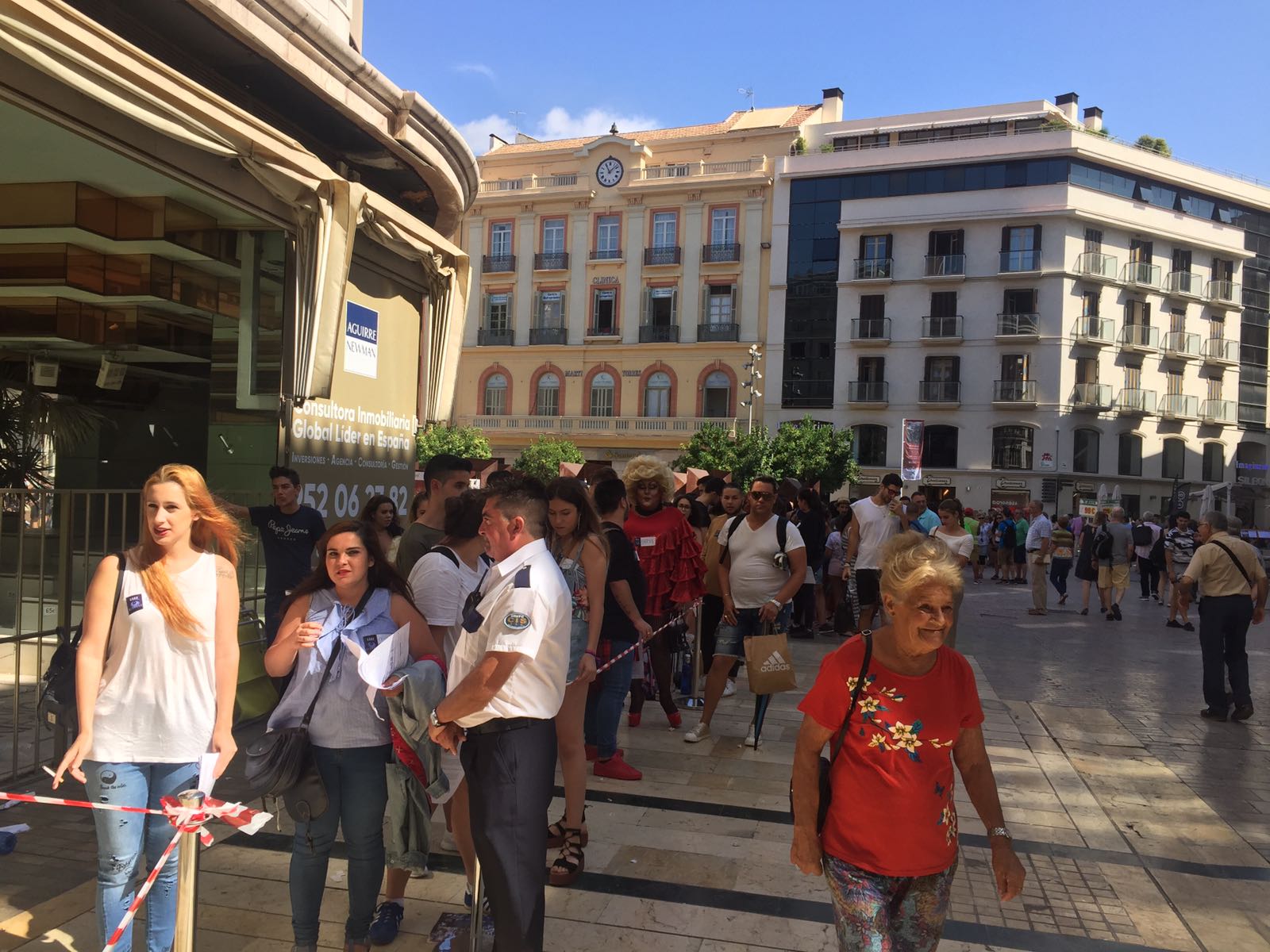 Cientos de personas han hecho cola desde primera hora de la mañana para participar en la selección en el Hotel Room Mate Larios 