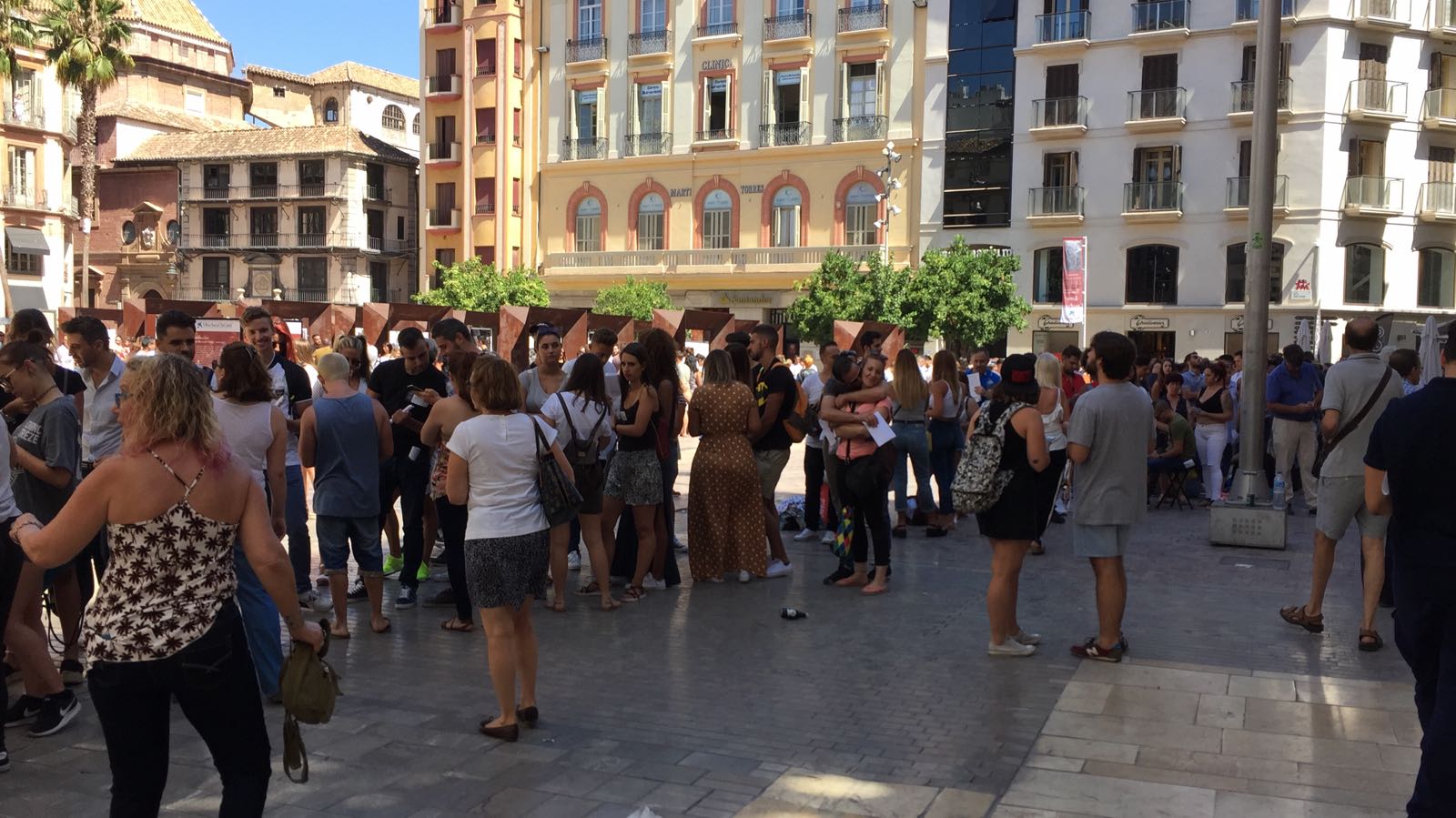 Cientos de personas han hecho cola desde primera hora de la mañana para participar en la selección en el Hotel Room Mate Larios 