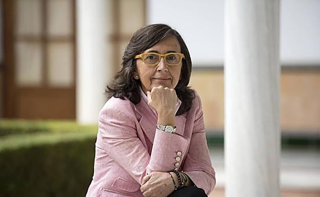 Rosa Aguilar, este pasado jueves en uno de los patios del Parlamento andaluz. 