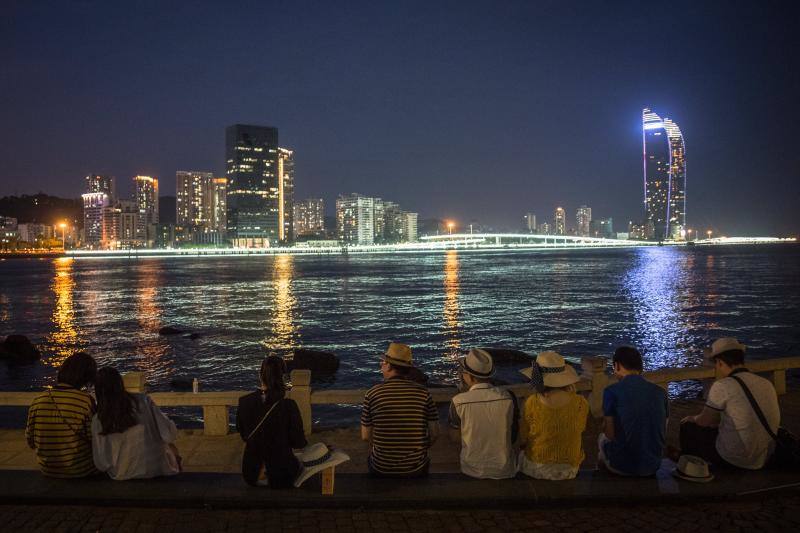 La ciudad de Xiamen, China, fue una de las primeras ciudades chinas en convertirse en una Zona Económica Especial en los años 70, impulsando el desarrollo y abriendo empresas chinas al mundo exterior. Durante las últimas décadas, Xiamen se ha convertido en un gran destino turístico. Kulangsu fue incluida en la lista de Patrimonio Mundial de la Organización de las Naciones Unidas para la Educación, la Ciencia y la Cultura 