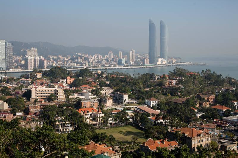 La ciudad de Xiamen, China, fue una de las primeras ciudades chinas en convertirse en una Zona Económica Especial en los años 70, impulsando el desarrollo y abriendo empresas chinas al mundo exterior. Durante las últimas décadas, Xiamen se ha convertido en un gran destino turístico. Kulangsu fue incluida en la lista de Patrimonio Mundial de la Organización de las Naciones Unidas para la Educación, la Ciencia y la Cultura 
