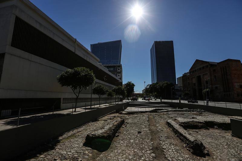 El sitio arqueológico del muelle de Valongo fue inscrito ayer por el Comité en su lista de lugares de interés para la humanidad. Estos vestigios, situados en el centro de Río de Janeiro donde abarcan la totalidad de la plaza del Jornal do Comércio, constituyen "la huella física más importante del arribo forzoso de esclavos de África al continente americano" 