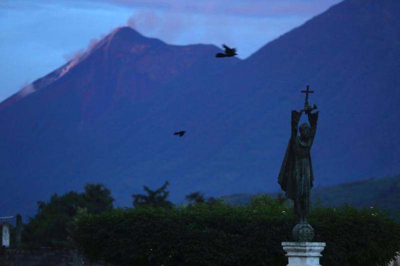 El volcán situado en Alotenango, Guatemala, entra en erupción por sexta vez en el año con dos flujos de lava y partículas de ceniza que caen en comunidades aledañas. El Instituto Nacional de Sismología indicó que por el momento no es necesario realizar evacuaciones.