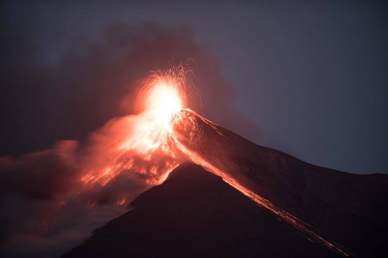 El volcán situado en Alotenango, Guatemala, entra en erupción por sexta vez en el año con dos flujos de lava y partículas de ceniza que caen en comunidades aledañas. El Instituto Nacional de Sismología indicó que por el momento no es necesario realizar evacuaciones.